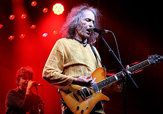 Robe Iniesta durante el concierto en La Ribera