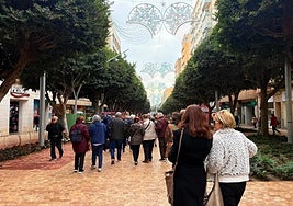 Un grupo de personas andando por el tramo transitable del Paseo de Almería