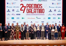Foto de familia de los premiados.