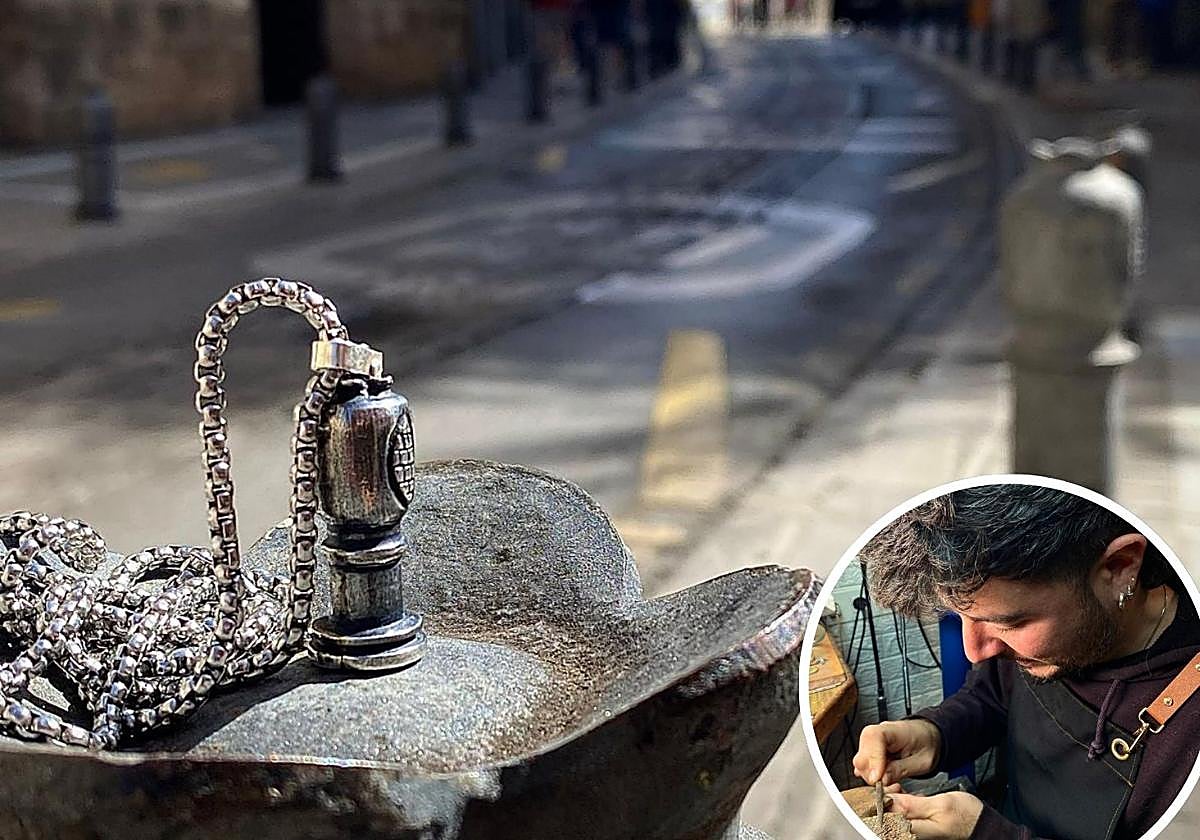 Un colgante de la colección 'Bolardico' sobre un bolardo de la ciudad.