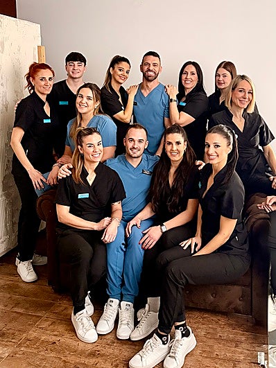 Salvador, el dentista de Granada que convierte su consulta en una casa para sus pacientes