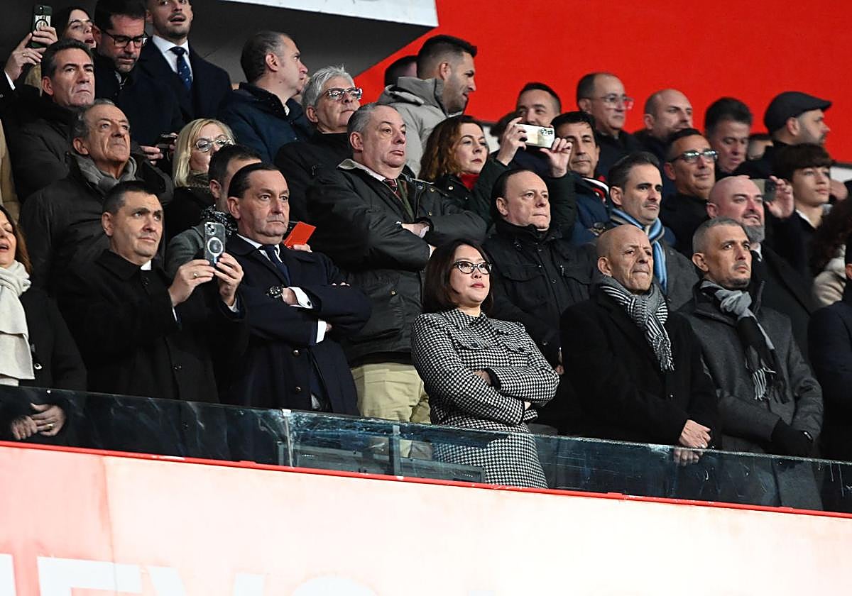 La dirección del Granada asiste al partido contra el Ceuta desde el palco de Los Cármenes.