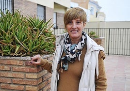 Maite Puerta en la entrada de su casa de Dúrcal