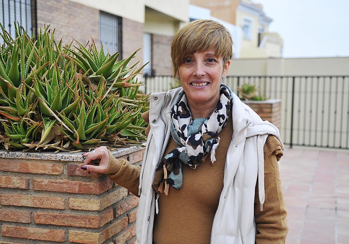 Maite Puerta en la entrada de su casa de Dúrcal