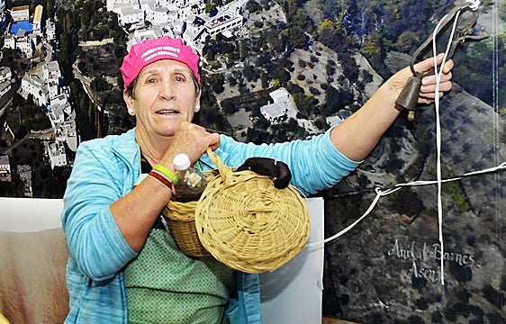 Una vecina de Mecina Bombarón, Matilde Ruiz, mostrando el cenachillo con su cuerda y la cencerra que se introducía por la chimenea