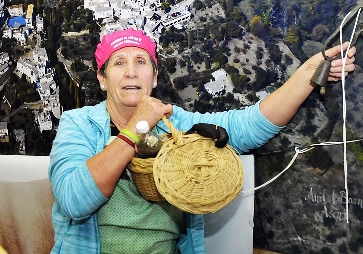 Una vecina de Mecina Bombarón, Matilde Ruiz, mostrando el cenachillo con su cuerda y la cencerra que se introducía por la chimenea