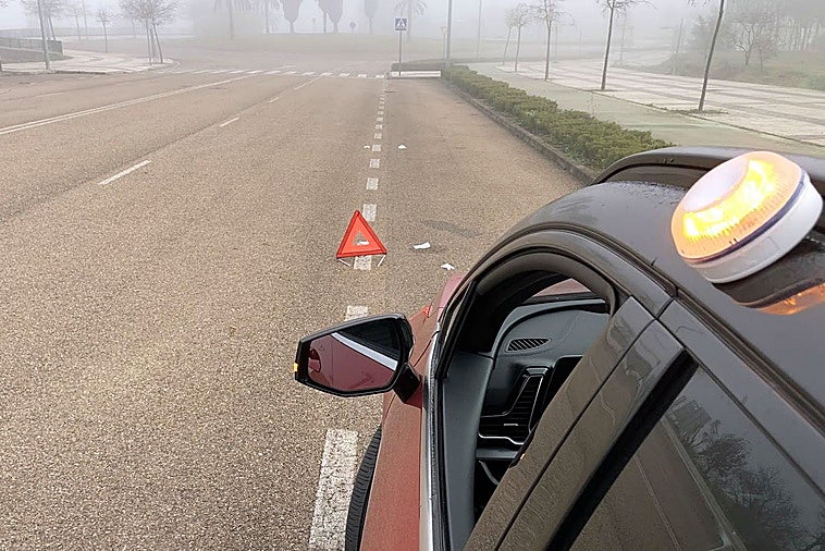 Confirmado por la DGT: los vehículos que no tienen que llevar la baliza V16 y cuándo se usarán los triángulos