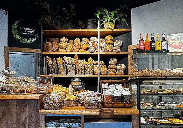 Aterriza en el Centro Nevada de Granada la panadería que arrasa en Madrid con «el pan de siempre»
