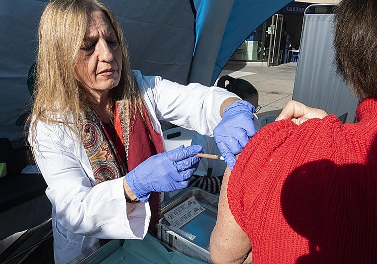 La Junta alerta de que Andalucía supera el nivel epidémico de gripe y anima a la vacunación