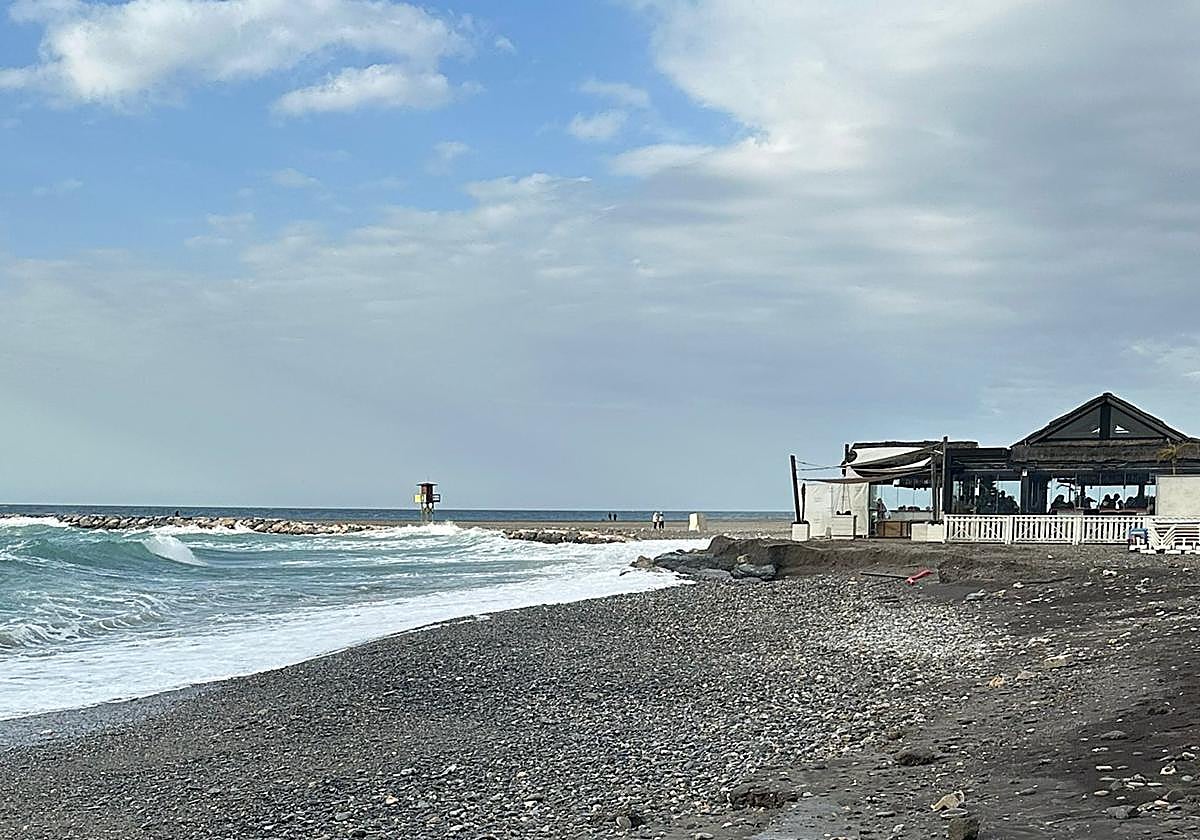 El primer gran temporal se lleva parte de Playa Granada