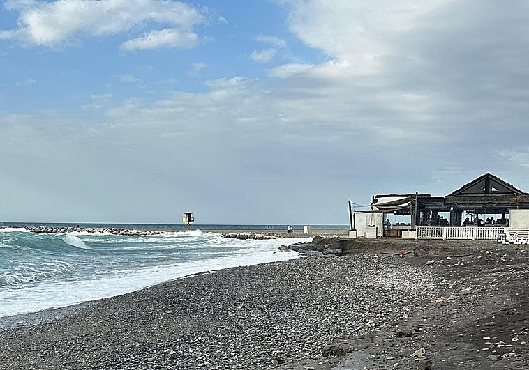 El primer gran temporal se lleva parte de Playa Granada