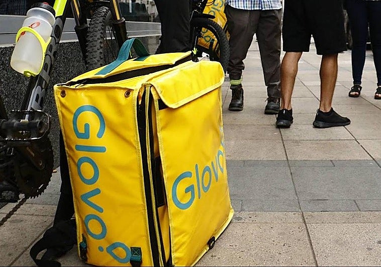 Detenido por circular con un repartidor de Glovo sobre el capó tras una discusión