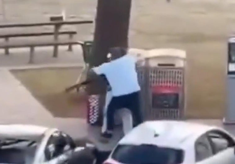 El vídeo del momento en el que un ciudadano arrebata el arma a uno de los tiradores de Sídney