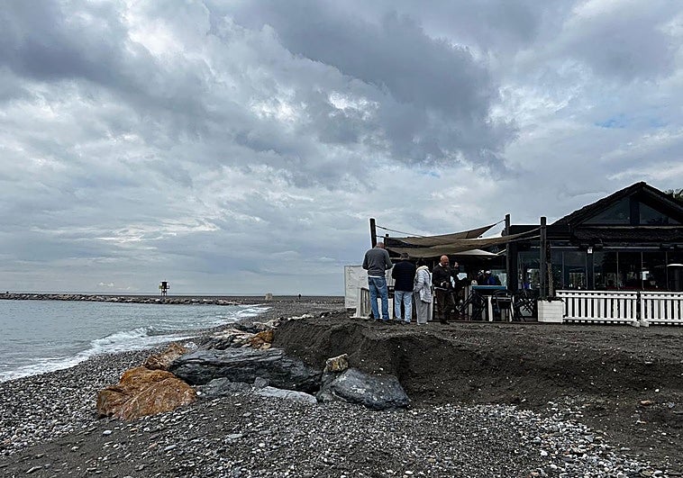 El Gobierno garantiza que Playa Granada se recuperará tras los temporales de levante