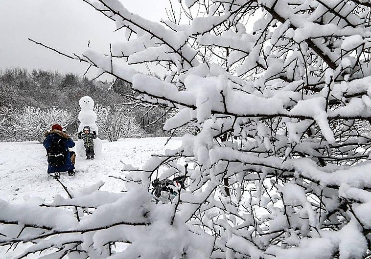 La nieve llega a Granada este martes: estos son los 31 pueblos en los que podría nevar
