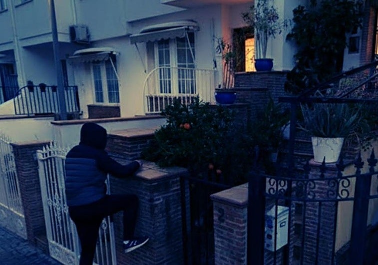 Dos sospechosos en su patio, una cámara que los grabó y una moto robada