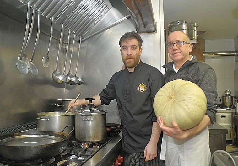 Un local de un pueblo granadino de alta montaña está especializado en platos navideños