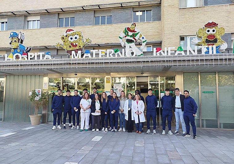 El Granada visita a los niños ingresados en el hospital Virgen de las Nieves