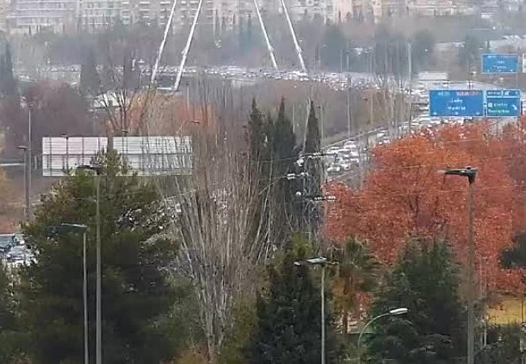 Un accidente entre tres coches colapsa la Circunvalación de Granada