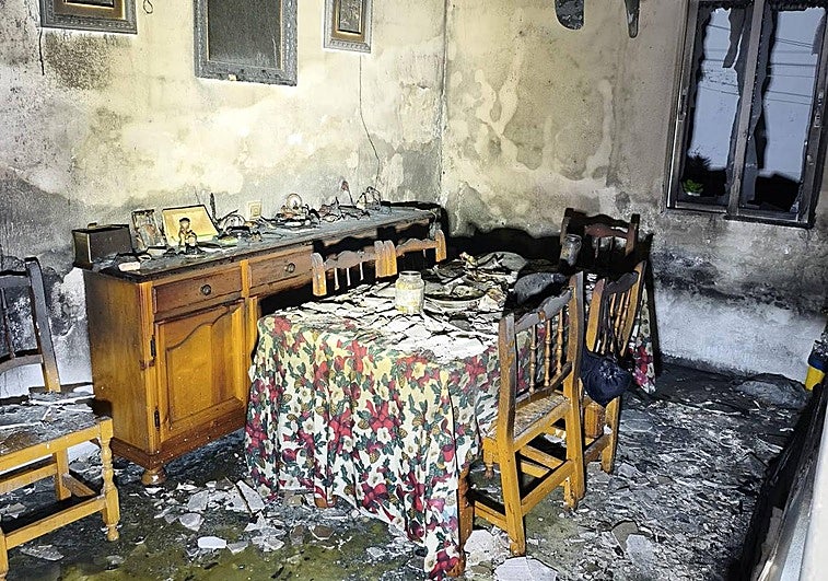 Un vecino de Íllora salva a un hombre en su casa en llamas y clientes de dos bares y la Policía apagan el fuego