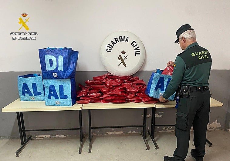La Guardia Civil intercepta una furgoneta en la A-92 con 144 kilos de tabaco de cachimba