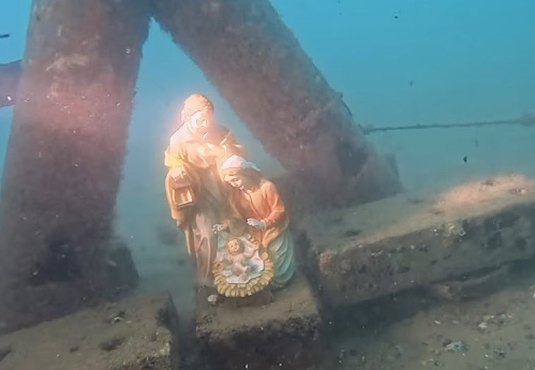 El belén montado en el fondo del mar: «Cuando disfrutas la Navidad y el buceo»