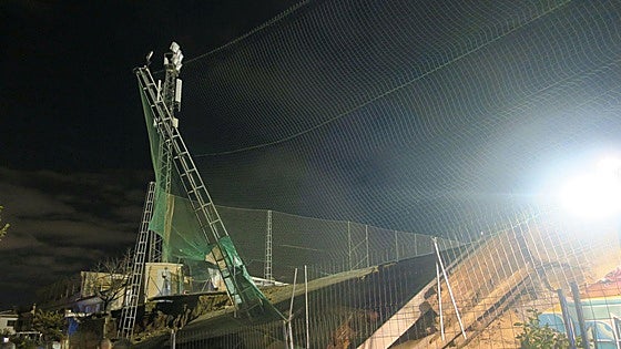 Consecuencias de derrumbe en el campo de fútbol de Las Viñas en Huétor Vega.
