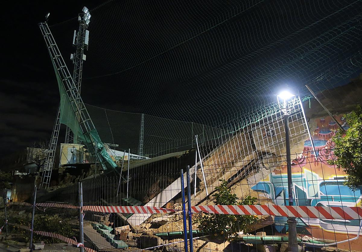 Parte del campo de fútbol de Húetor Vega se viene abajo tras derrumbarse un muro