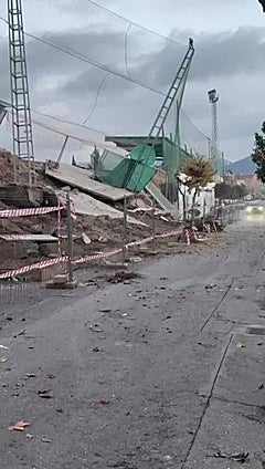 Se derrumba el campo de fútbol de Húetor Vega
