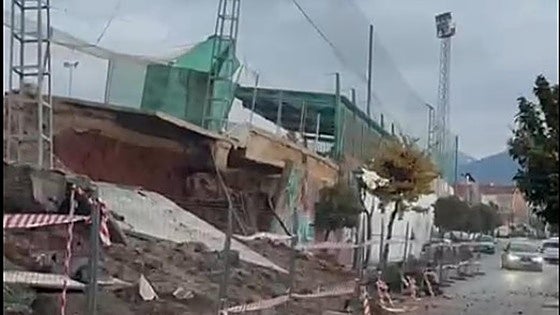 El muro se ha derrumbado a las seis de la tarde.