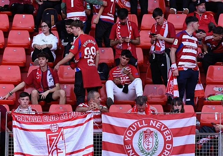 Dos asociaciones protestan por el reparto de entradas para Almería