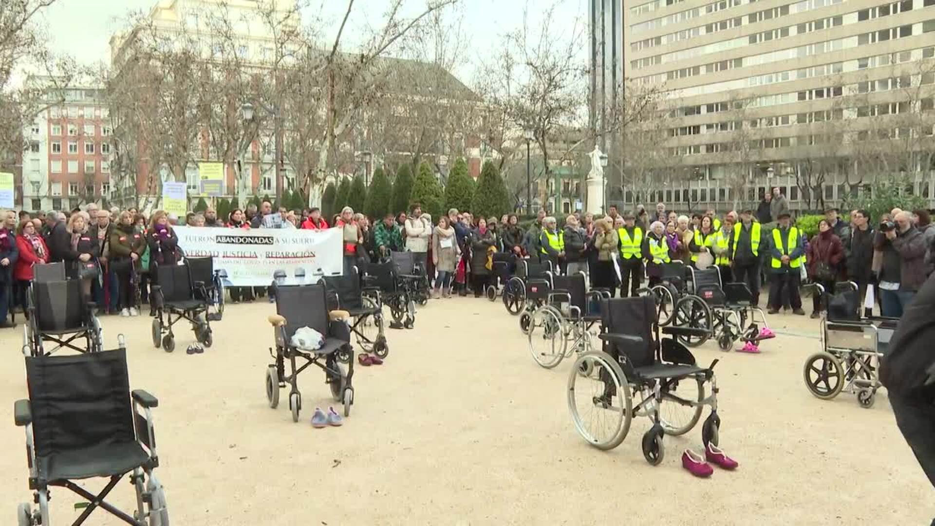 Familiares y trabajadores de residencias se concentran por los mayores fallecidos en pandemia