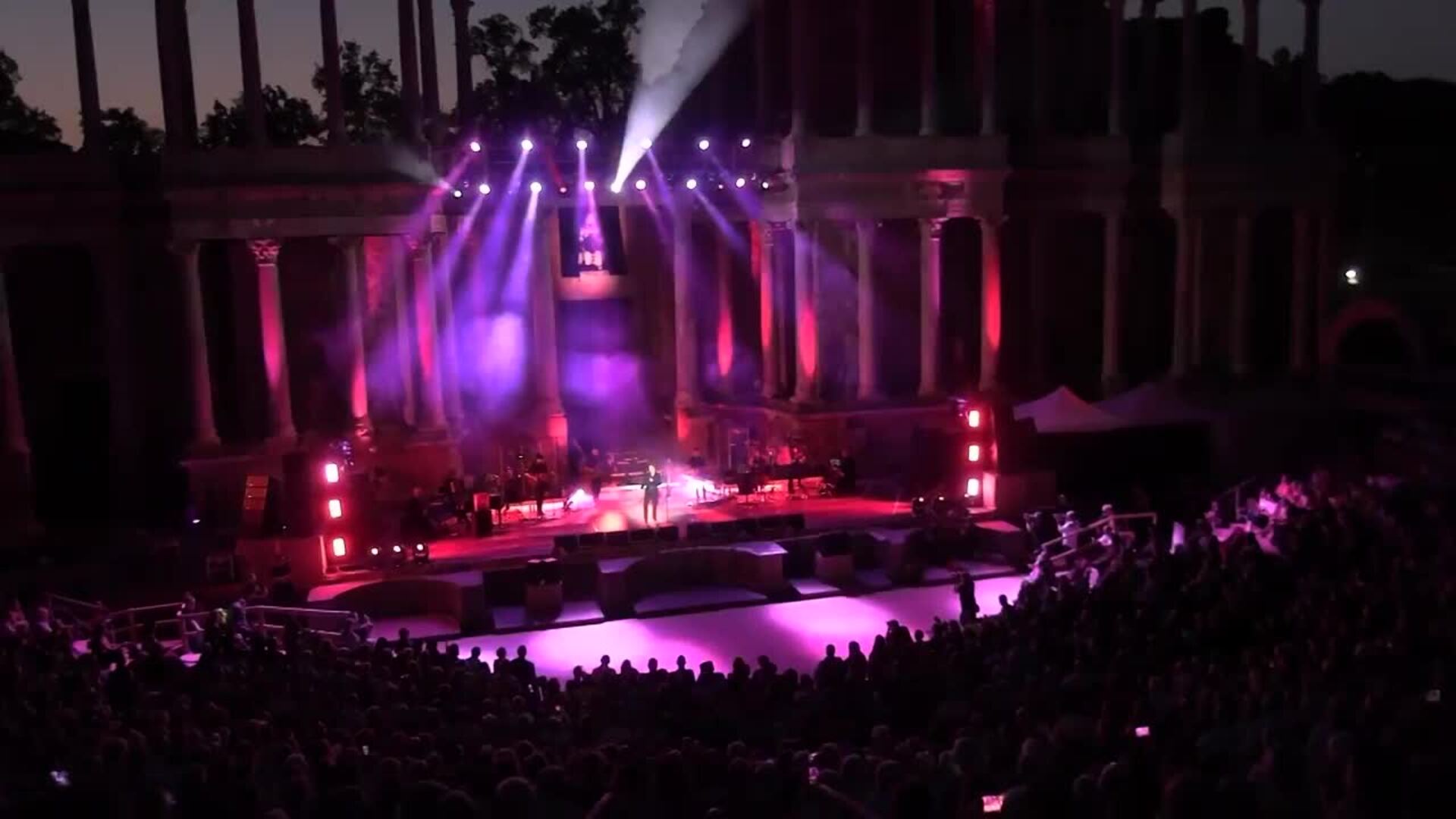 Raphael protagoniza la portada de la revista Hola: "Mi gran éxito es imponerme a la muerte"