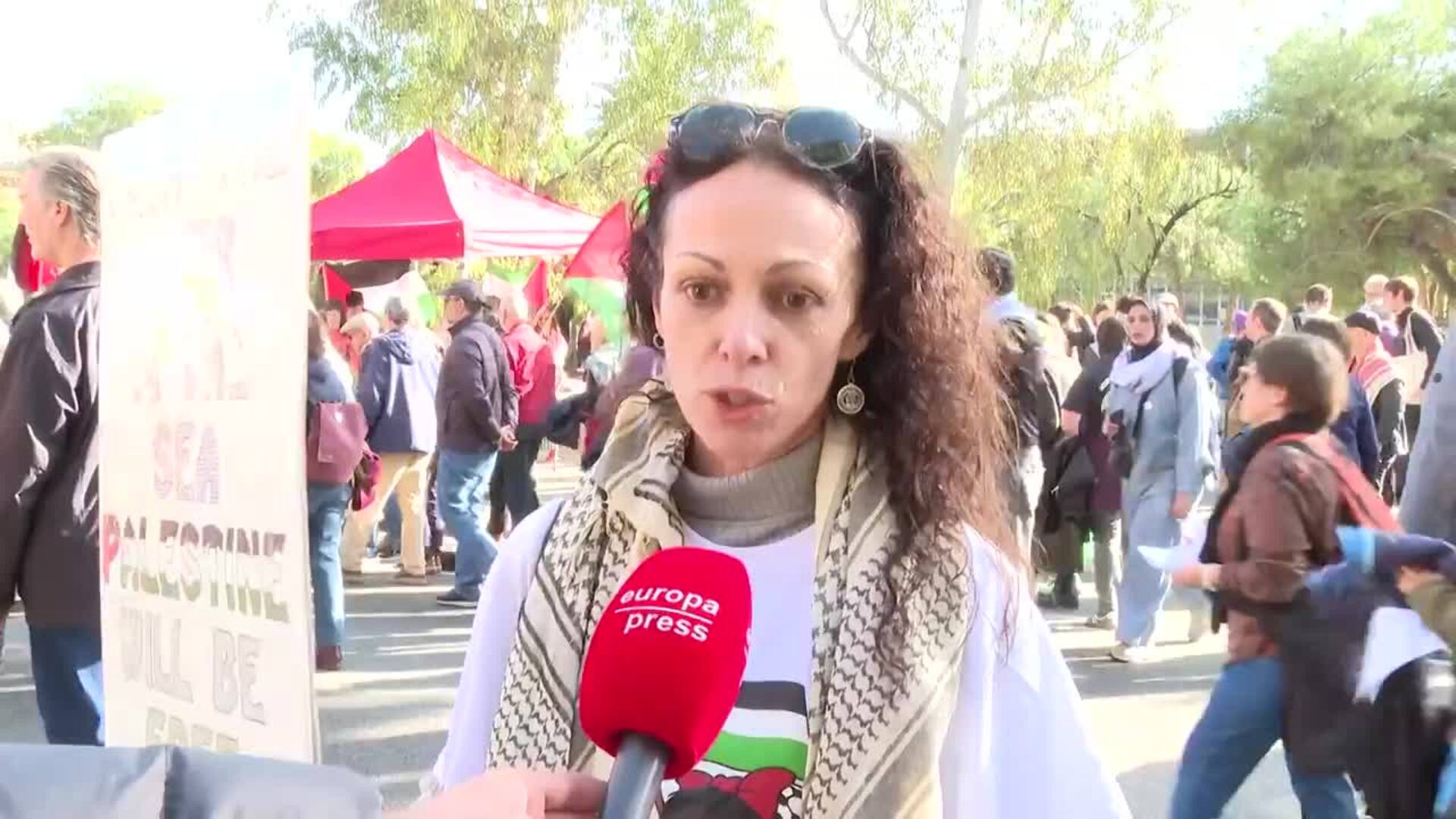 800 personas según el Ayuntamiento se manifiestan en Barcelona por el embargo de armas a Israel