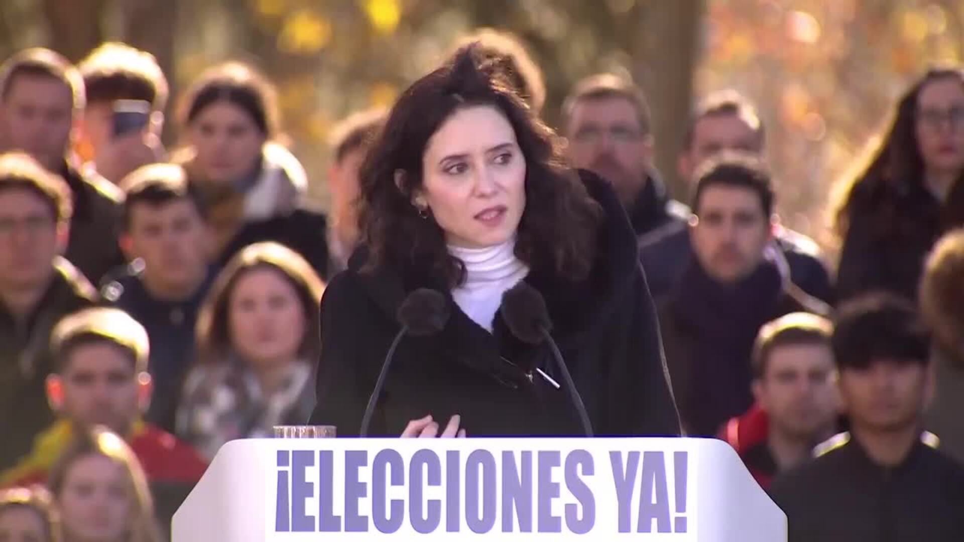 Miles de personas inundan con banderas de España la protesta del PP para pedir elecciones