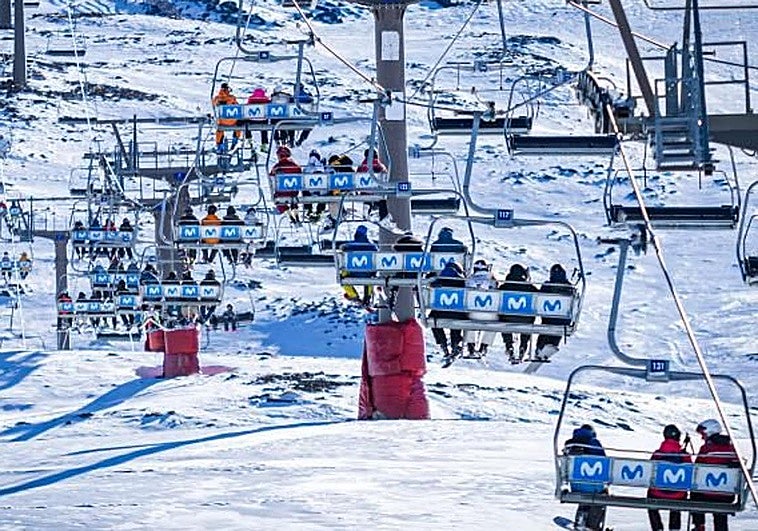 Sierra Nevada cancela las reservas del parking para evitar el caos ante el aluvión navideño de visitantes