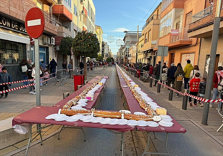 El pueblo de Granada que elabora un roscón de Reyes de 100 metros para sus vecinos desfavorecidos