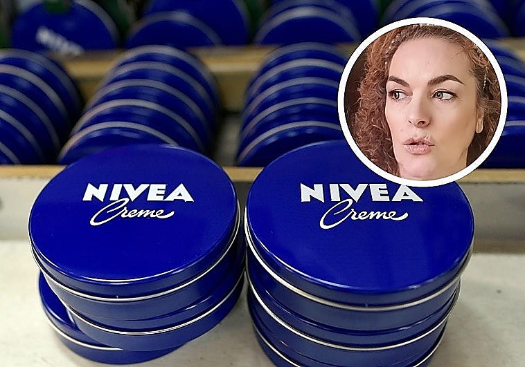 Una cosmetóloga explica cómo hay que aplicarse la crema Nivea azul para eliminar arrugas