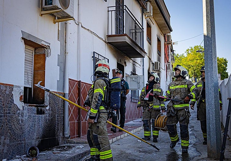 Una mujer herida grave y varios afectados por un incendio en una vivienda de Alhendín