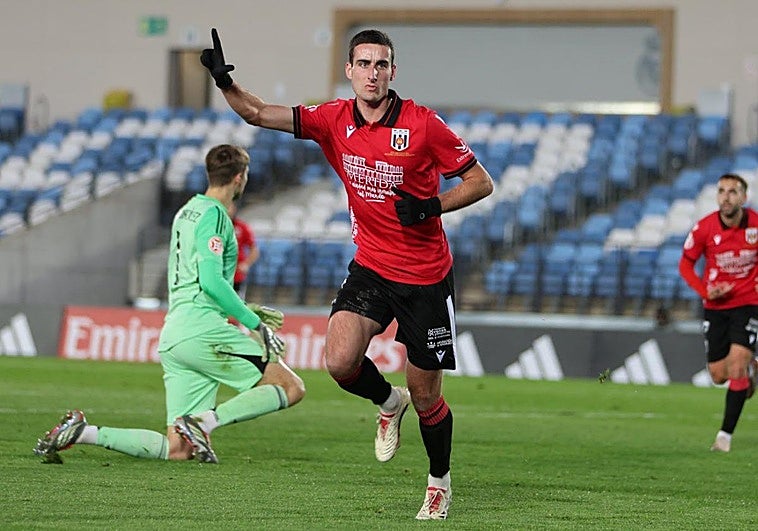 La oficialidad con Faye se retrasa y surge otro pretendiente por Álvaro García