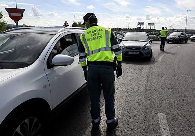 La Guardia Civil te va a multar si no llevas estos papeles en el coche: «Hasta 200 euros»
