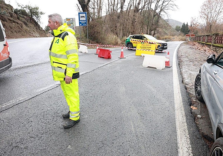 La crecida del río por el desembalse de Quéntar corta la carretera antigua de Sierra Nevada
