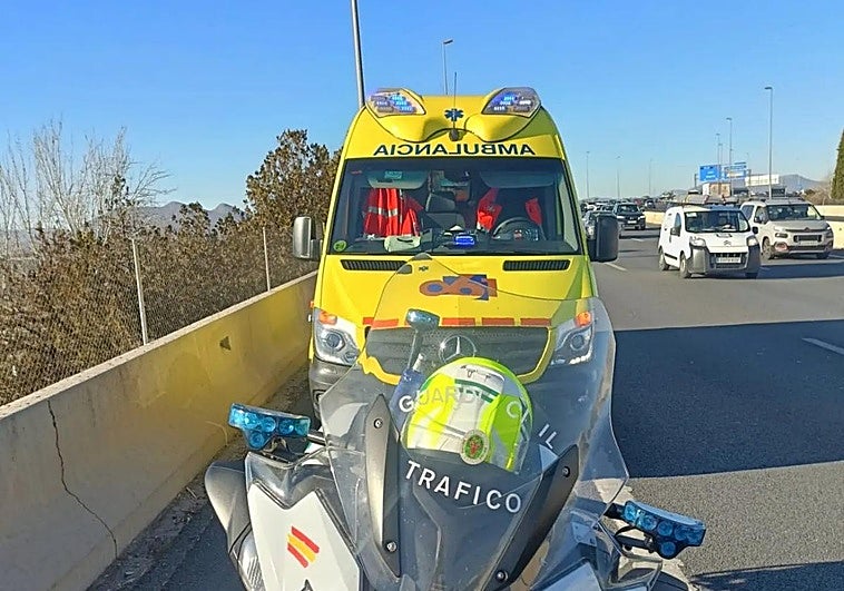 Un camionero resulta herido tras volcar en la A-92 a la altura de Atarfe