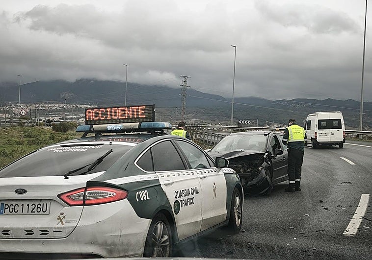 Herido un motorista tras chocar contra el quitamiedos en uno de los accesos al Nevada