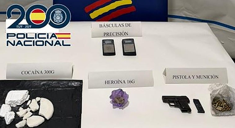 A bordo de su moto con una pistola, 22 balas, cocaína, heroína y dos balanzas