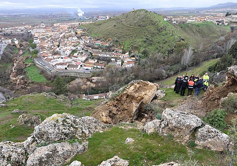 Los desalojados de Pinos Puente podrán recoger hoy sus cosas y Diputación estabilizará la ladera de urgencia