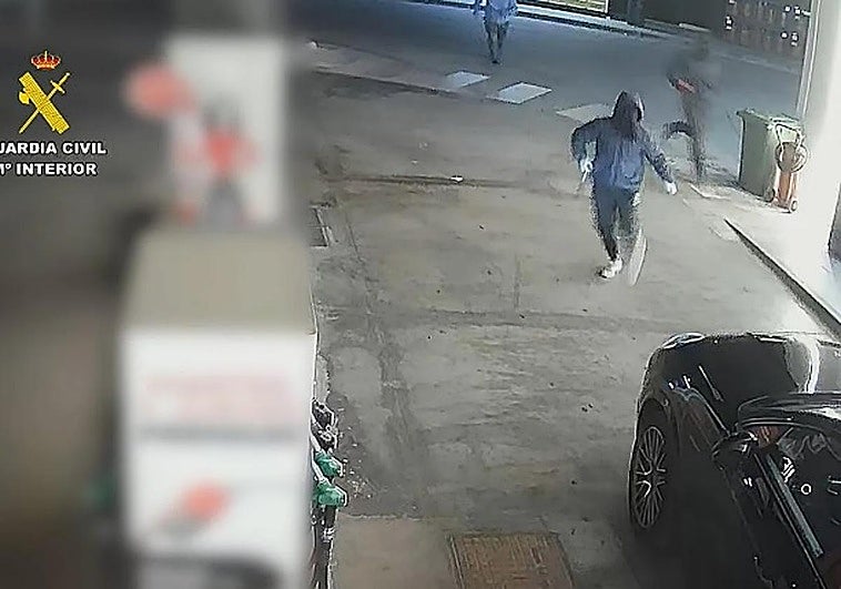 «El que se mueva lo mato»: del robo en dos gasolineras a una persecución en Granada