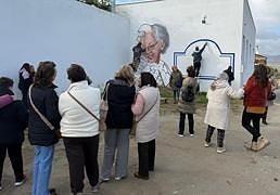 El centro de adultos de Villanueva Mesía se llena de color con un mural que reivindica la vida del pueblo