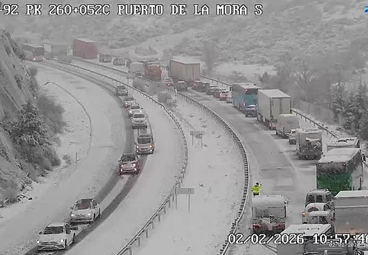 Más de 200 vehículos atascados en el Puerto de la Mora por la nieve