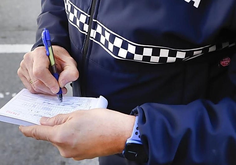 Aviso de la DGT por los vecinos que pintan líneas amarillas en los garajes